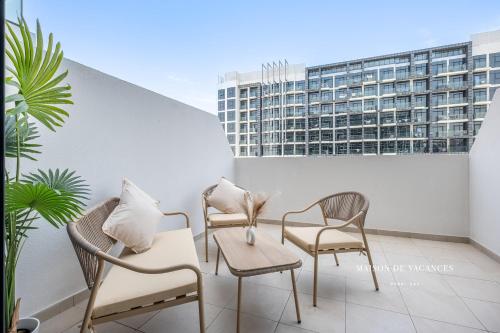 Large Balcony Studio near Dubai Mall - image 7