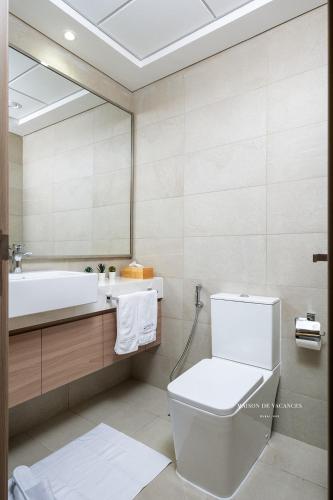 Large Balcony Studio near Dubai Mall - image 3