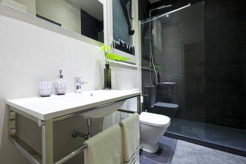Great location with private terrace - image 3