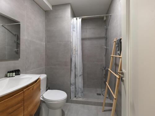 Modern Semi Basement in Kolonaki - image 3