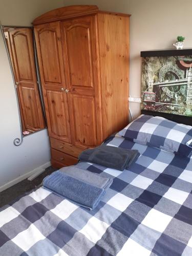 Double bedroom sleeps 1 or 2 with back garden view near Little Heath