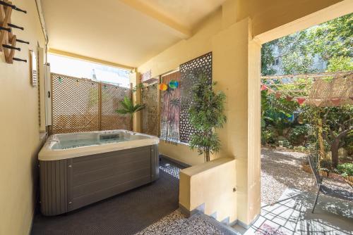 Athens Country House - Heated Jacuzzi - free bikes, Atény