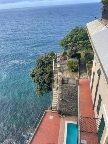 La Casa di Samantha a Villa Regina a picco sul mare con piscina