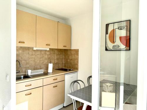 Kitchen, Beach Cannes Bungalows - Appart'hotel in Le Cannet