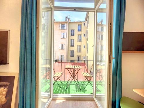 All new charming 1br hyper centre with balcony and AC 3