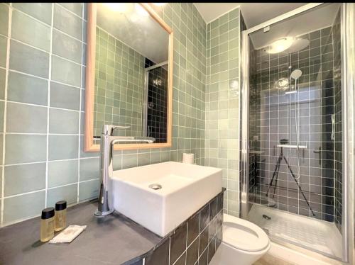 All new charming 1br hyper centre with balcony and AC 5