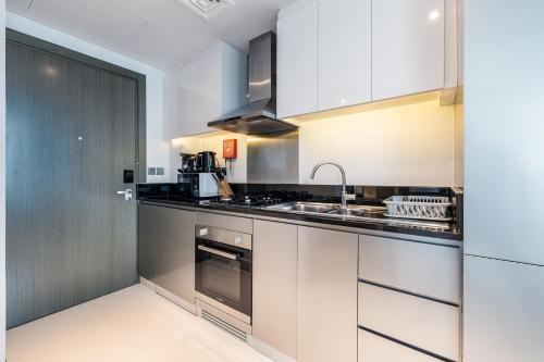 A Living Stylish Studio Apartment With Partial Burj & Canal View at Prive B 1417, Dubaj (zdjęcie 8)