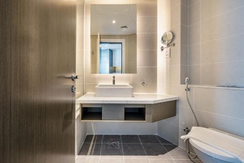 A Living Stylish Studio Apartment With Partial Burj & Canal View at Prive B 1417, Dubaj (zdjęcie 10)