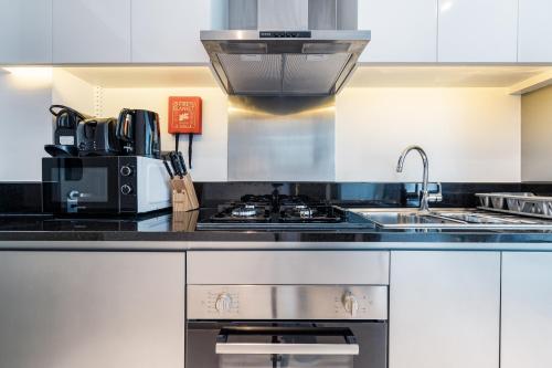 A Living Stylish Studio Apartment With Partial Burj & Canal View at Prive B 1417, Dubaj (zdjęcie 9)