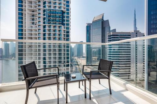 A Living Stylish Studio Apartment With Partial Burj & Canal View at Prive B 1417, Dubaj (zdjęcie 4)