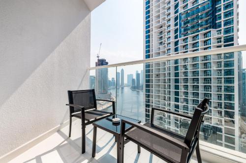 A Living Stylish Studio Apartment With Partial Burj & Canal View at Prive B 1417, Dubaj (zdjęcie 3)