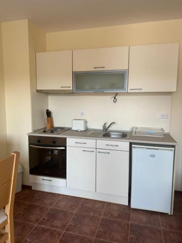 Cocina, Spacious Family Fully Furnished 2 Rooms Apartment in Kavarna Apart Hotel in Kavarna