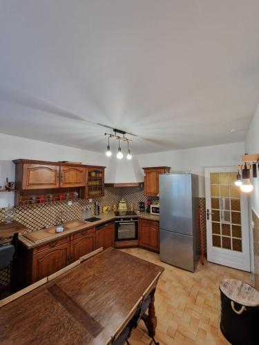 Konyha, Grande maison 22 couchages ideal groupe ,proche Disney 20 min &Paris 30 min in Chelles
