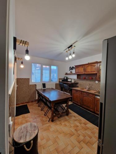 Konyha, Grande maison 22 couchages ideal groupe ,proche Disney 20 min &Paris 30 min in Chelles