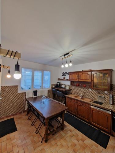Konyha, Grande maison 22 couchages ideal groupe ,proche Disney 20 min &Paris 30 min in Chelles