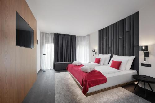 1 queen bed, 1 sofa bed