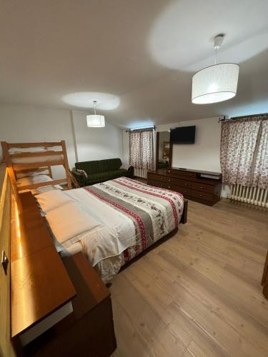1 queen bed, 1 bunk bed