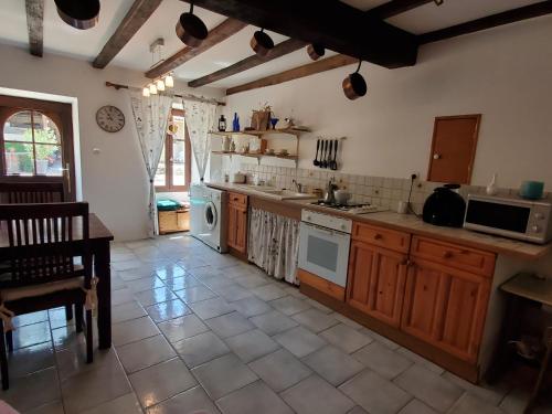 kuchyně, Gîte La Marteille (Gite La Marteille) in Festalemps
