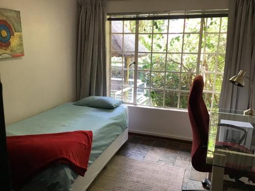 Fully Furnished 3 Bedroom House In in Pentagon Park Bloemfontein - image 3