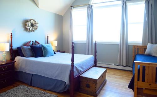 1 double bed, 2 twin beds