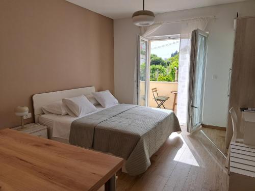 Apartment & Room Ladisic 5