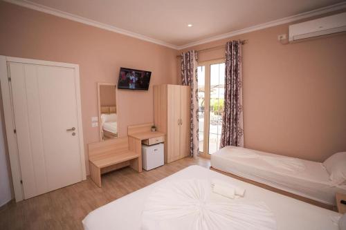 Triple Room with Balcony and Sea View image 9