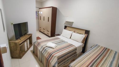 1 queen bed, 2 twin beds