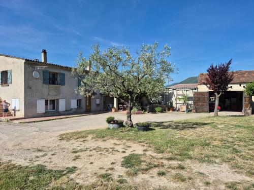 zahrada, Gîte entre Rieu et Fournache (Gite entre Rieu et Fournache) in Mirabel Aux Baronnies