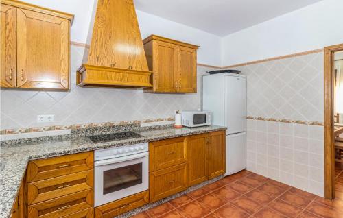 Stunning home in Periana w/ Outdoor swimming pool WiFi and 3 Bedrooms - image 3