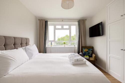 PenthouseStays Wimbledon - Chic 2 Bedroom King Bed Apartment with Balcony - 2 mins from Wimbledon Tennis Club and Museum - AELTC, Londres