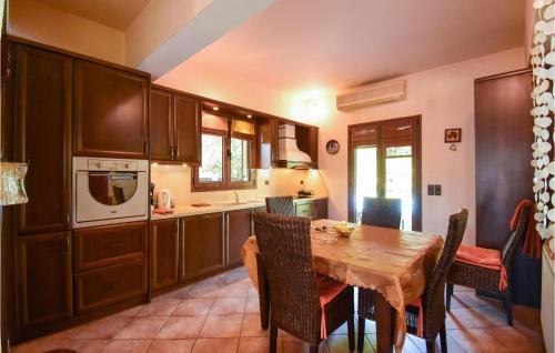 Kitchen, Stunning Home In Finikia in Iraklio