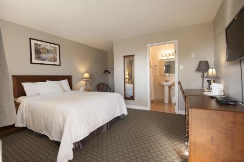 Bluenose Inn & Suites The 2-star Bluenose Inn & Suites offers comfort and convenience whether youre on business or holiday in Halifax (NS). The hotel offers guests a range of services and amenities designed to provide com