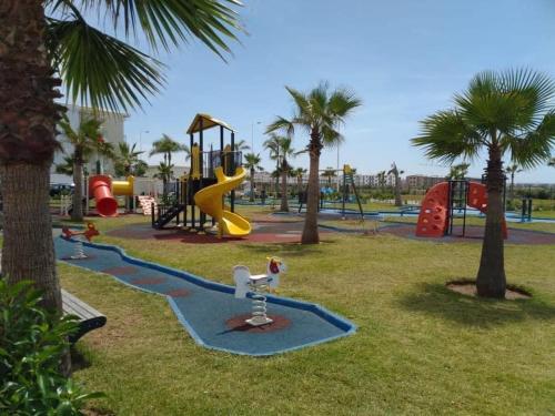 Bel appartement pied sur mer vue imprenable sur piscine et jardins in Sidi Rahal
