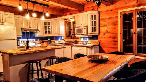 Kitchen, Chalet des Sources SPA Gazebo panoramique in Saint-Faustin-Lac-Carré (QC)