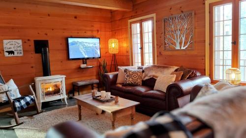 Shared lounge/TV area, Chalet des Sources SPA Gazebo panoramique in Saint-Faustin-Lac-Carré (QC)