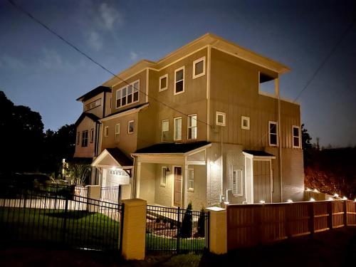 New Luxury big house Near Gulch 4 king 4 queen 2 twin in Nashville, USA
