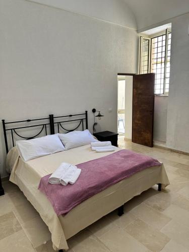 1 queen bed, 3 twin beds