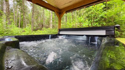 Hot tub, Chalet des Sources SPA Gazebo panoramique in Saint-Faustin-Lac-Carré (QC)