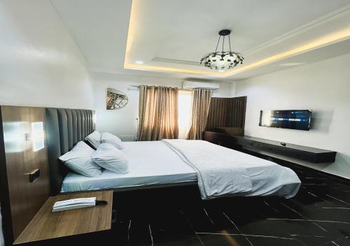 1 queen bed, 1 sofa bed