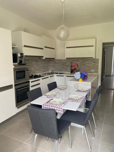 virtuve, Luna Apartment in Cambiasca