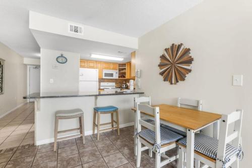 Island Winds West 774 Walk to Hangout beachfront kiddie pool near Pink Pony Pub