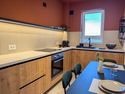 Styling & Cozy apt in Coresi by Cityscape - image 3