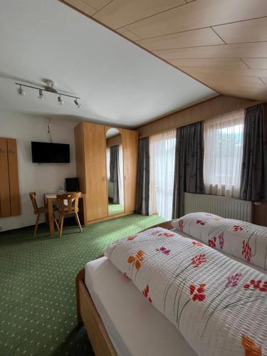 1 queen bed, 1 twin bed