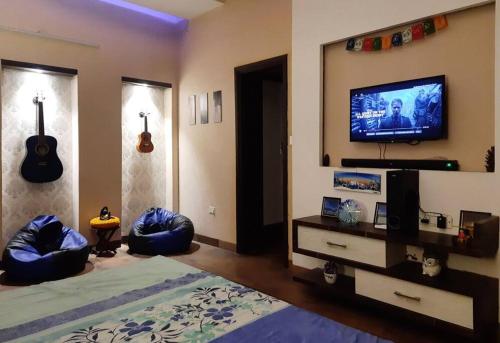. core2crust-3BHK Entire 1st Floor- Mall Road