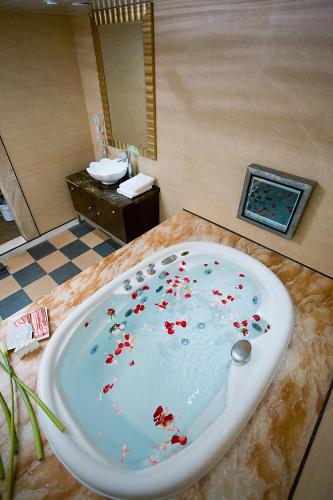 Bathroom, Crystal Business Motel near Xinyue Beach