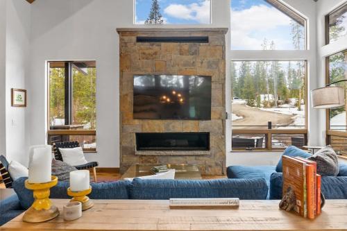 5BR Luxury Escape Hot Tub Views Private Shuttle in Breckenridge, USA