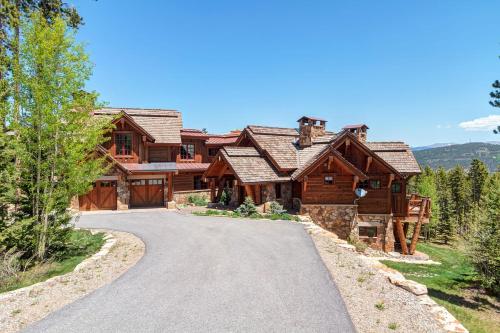 Fox Paw Lodge - Luxury Ski In Out Chalet w Views in Breckenridge, USA