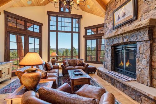 Fox Paw Lodge - Luxury Ski In Out Chalet w Views in Breckenridge, USA