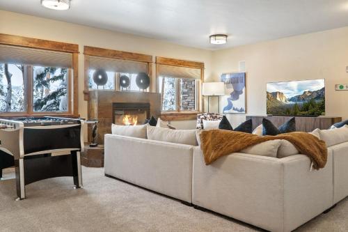 Stunning 5 BDR Retreat with Private Hot Tub and Views in Breckenridge, USA
