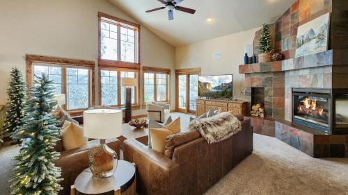 Stunning 5 BDR Retreat with Private Hot Tub and Views in Breckenridge, USA